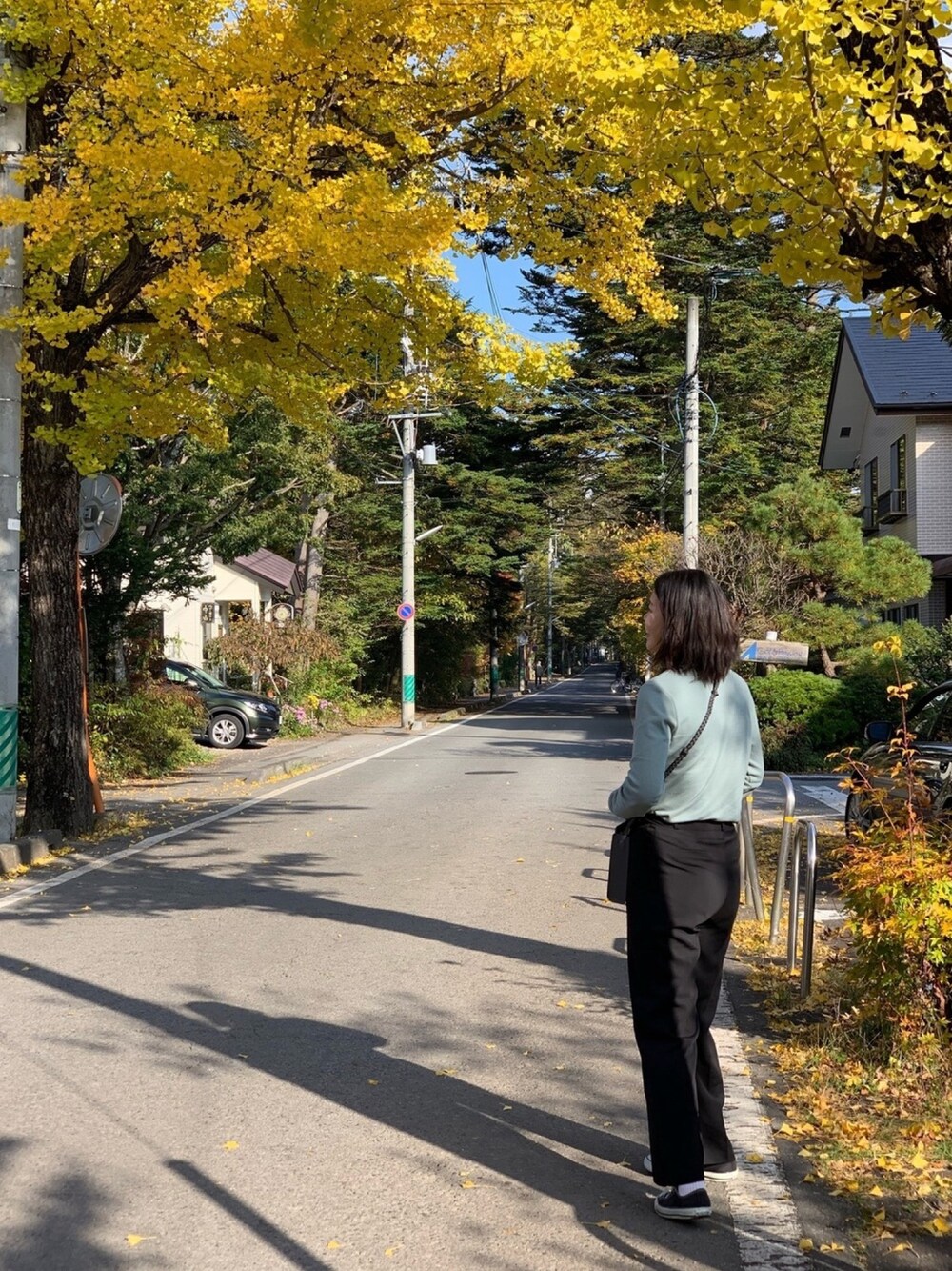 「軽井沢、秋のコーデ、カジュアルコーデ、シンプルコーデ、パンツスタイル、くすみカラー、秋服、脚長効果、脚長コーデ」｜「niko and...の起毛クループルオーバー（Tシャツ/カットソー、グリーン系）」を使った、yukiさん（レディース・172cm）の秋コーディネートの1枚目の写真