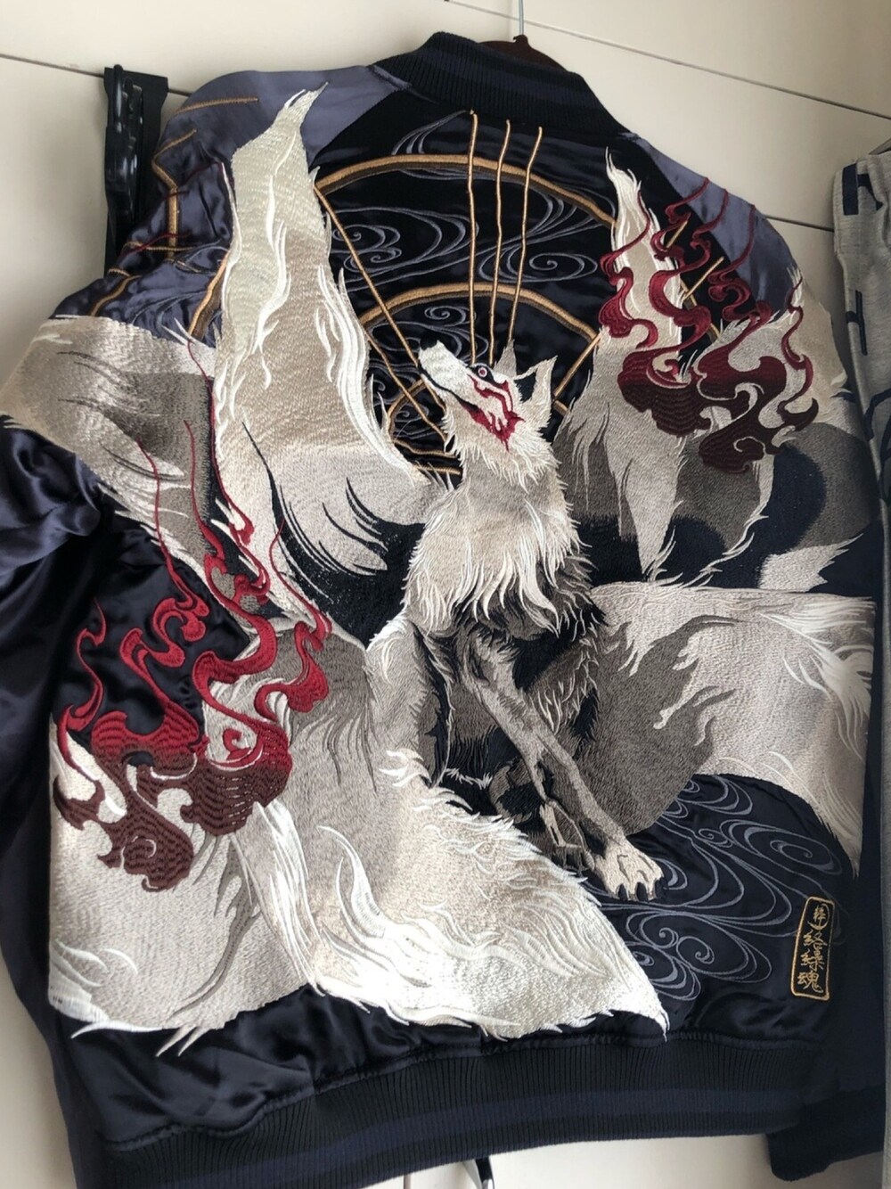 「スカジャン、刺繍、九尾、和柄」｜「絡繰魂のアイテム（スカジャン、ブラック系）」を使った、○めがねさん（メンズ・168cm）の秋コーディネートの1枚目の写真