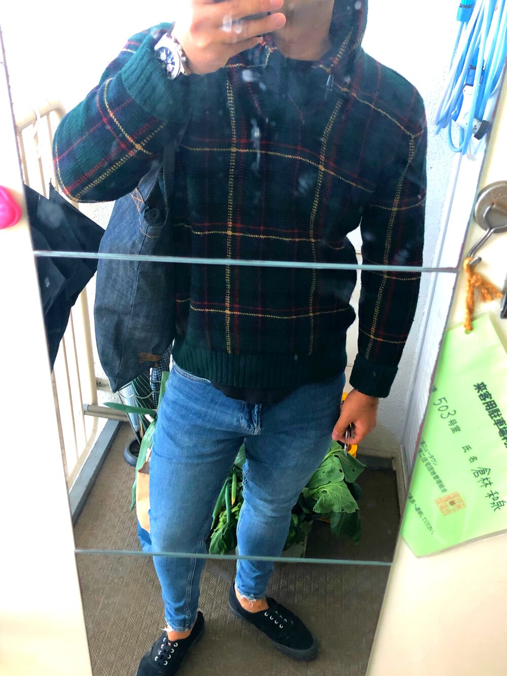 「ニット、スリッポン、デニム」｜「RALPH LAURENのアイテム（ニット/セーター、グリーン系）」を使った、オリバーさん（メンズ・180cm）の秋コーディネートの1枚目の写真