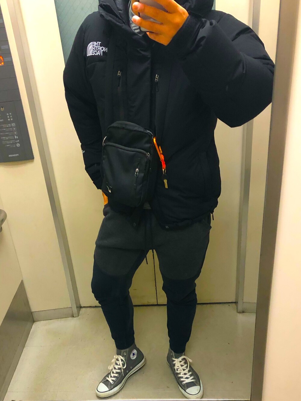 「バルトロライトジャケット、スウェットパンツ、冬コーデ、スポーツミックス」｜「THE NORTH FACE PURPLE LABELのアイテム（ダウンジャケット/コート、ブラック系）」を使った、オリバーさん（メンズ・180cm）の冬コーディネートの1枚目の写真