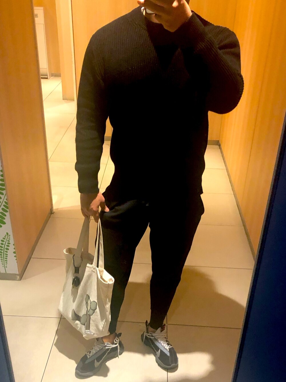 「ブラックコーデ、スウェットパンツ」｜「NIKEのアイテム（その他パンツ、ブラック系）」を使った、オリバーさん（メンズ・180cm）の春コーディネートの1枚目の写真