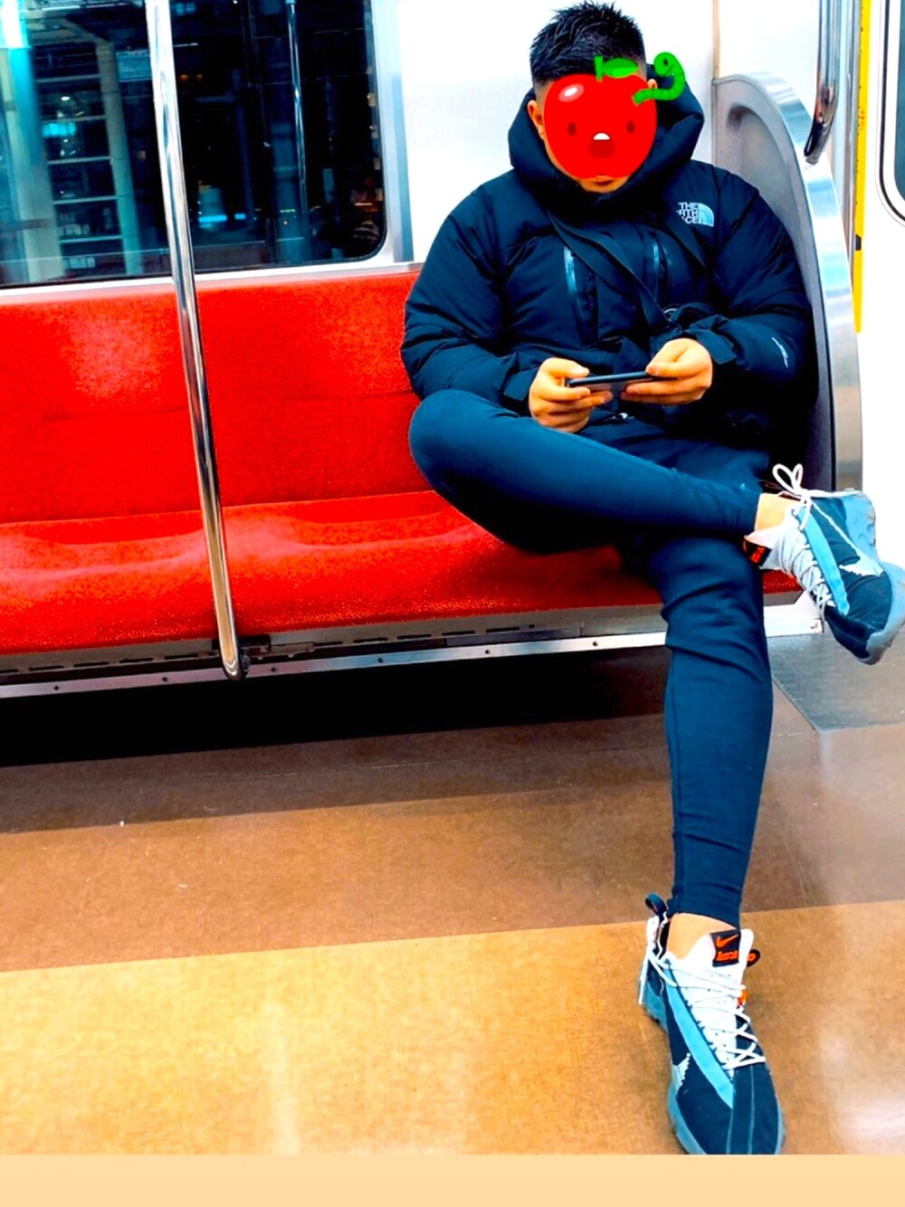 「冬コーデ、スウェットパンツ、バルトロライトジャケット、NIKE」｜「NIKEのアイテム（その他パンツ、ブラック系）」を使った、オリバーさん（メンズ・180cm）の春コーディネートの1枚目の写真