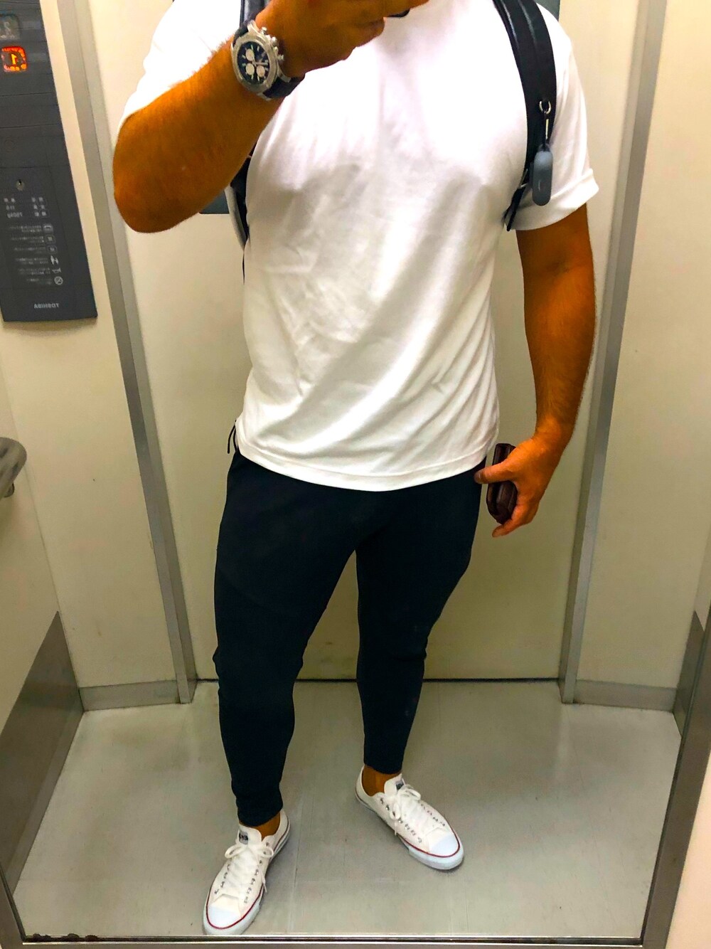 「スウェットパンツ、コンバース」｜「UNIQLOのアイテム（Tシャツ/カットソー、ホワイト系）」を使った、オリバーさん（メンズ・180cm）の夏コーディネートの1枚目の写真