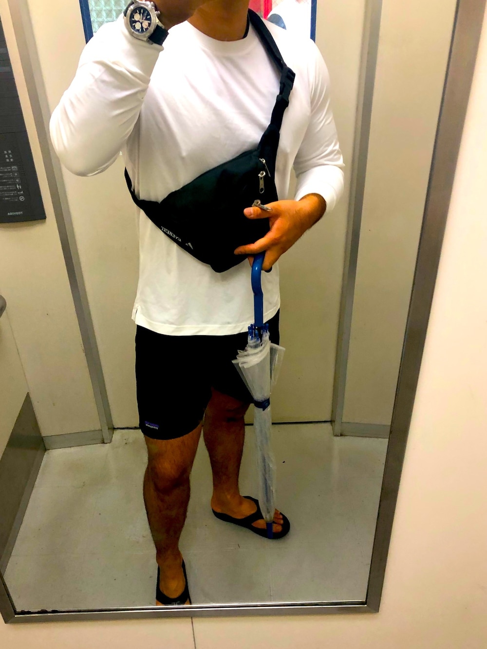 「ショートパンツ、バギーズショーツ、サンダル、雨の日コーデ」｜「patagoniaのアイテム（その他パンツ、ブラック系）」を使った、オリバーさん（メンズ・180cm）の夏コーディネートの1枚目の写真