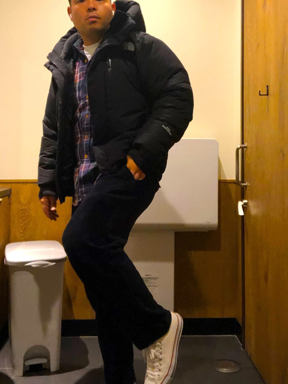 「バルトロライトジャケット、コーデュロイパンツ、コンバース」｜「THE NORTH FACEのアイテム（ダウンジャケット/コート、ブラック系）」を使った、オリバーさん（メンズ・180cm）の冬コーディネートの1枚目の写真