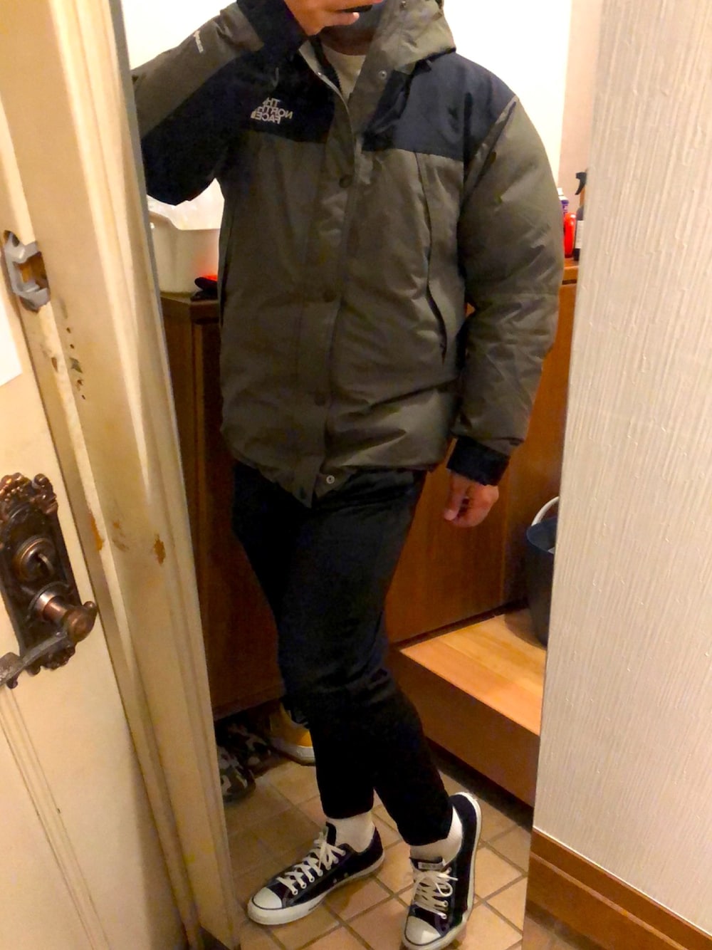 「マウンテンダウンジャケット、ノースフェイス、コンバース」｜「THE NORTH FACEのアイテム（ダウンジャケット/コート、グリーン系）」を使った、オリバーさん（メンズ・180cm）の冬コーディネートの1枚目の写真