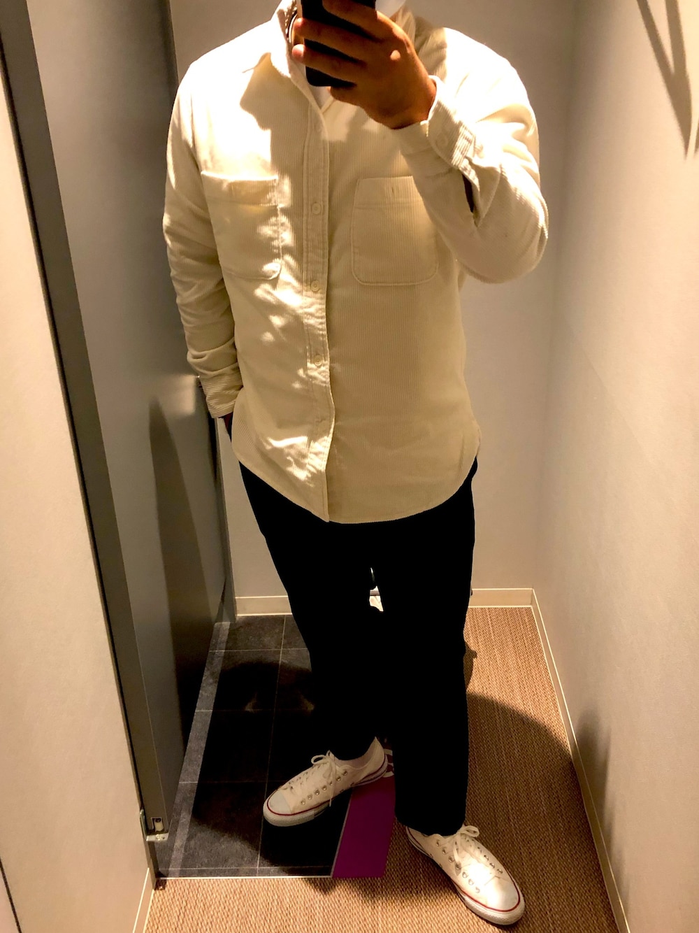 「コンバース、スラックス」｜「UNIQLOのアイテム（シャツ/ブラウス、ホワイト系）」を使った、オリバーさん（メンズ・180cm）の冬コーディネートの1枚目の写真