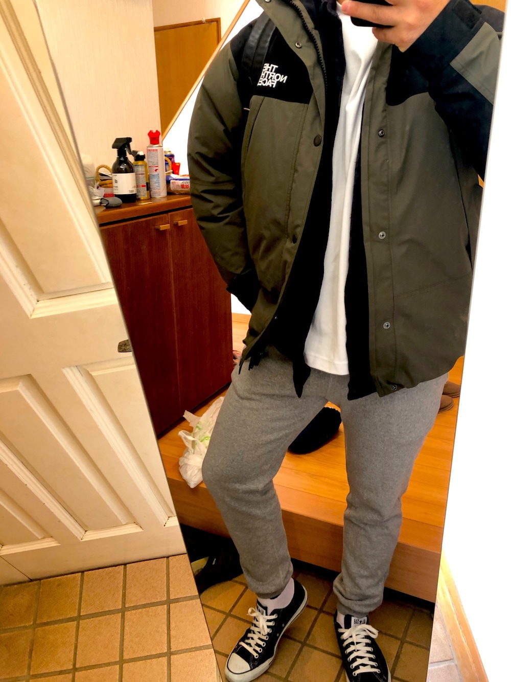 「マウンテンダウンジャケット、コンバース、スウェットパンツ」｜「THE NORTH FACEの【THE NORTH FACE / ザノースフェイス】Mountain Down Jacket（ダウンジャケット/コート、グリーン系）」を使った、オリバーさん（メンズ・180cm）の冬コーディネートの1枚目の写真