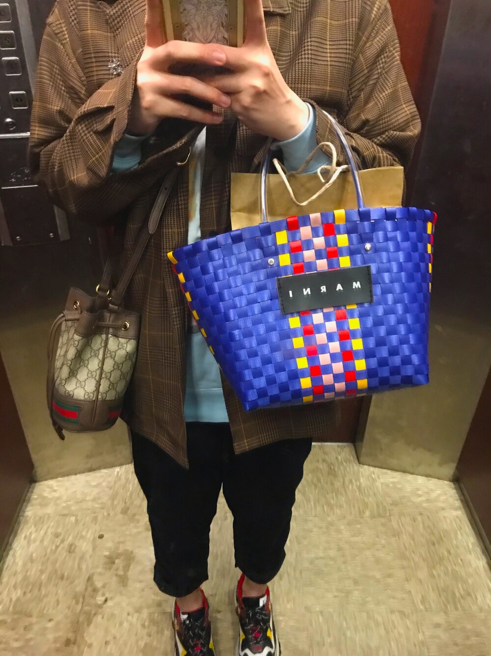 「ootd」｜「MARNIのアイテム（トートバッグ、ブルー系）」を使った、harperさん（メンズ・175cm）の冬コーディネートの1枚目の写真