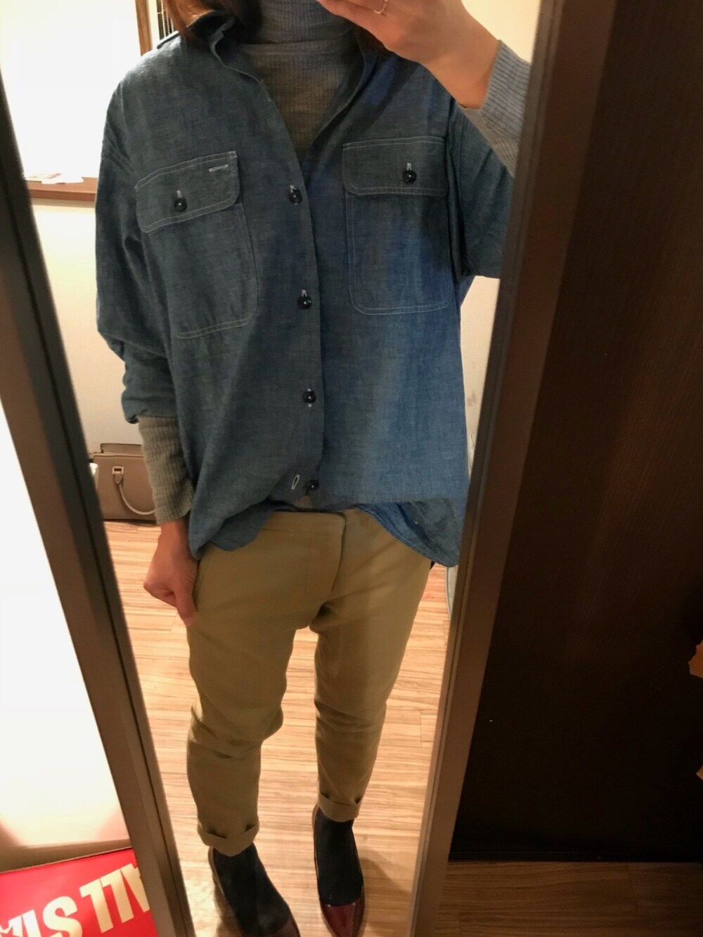 ブルー系のシャツ/ブラウス、ベージュ系のその他パンツ、レッド系のパンプスを着用したレディースの冬コーディネートの1枚目の写真