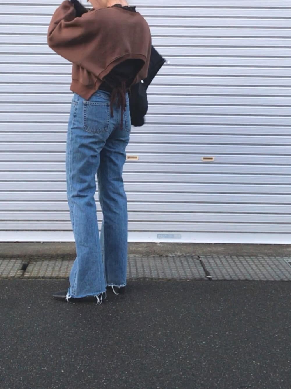 「デニムパンツ、シンプル、韓国ファッション、ブーツ、ootd、ブラウン、スウェット、冬コーデ、SLY、チョコ色に染まれ」｜「URBAN RESEARCHのスクエアトゥストレッチブーツ（ブーツ、ブラック系）」を使った、mmさん（レディース・163cm）の冬コーディネートの1枚目の写真