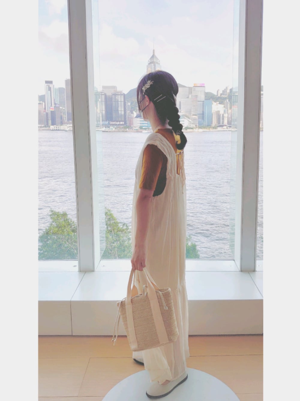 ホワイト系のジャンパースカート、ベージュ系のバレエシューズ、イエロー系のTシャツ/カットソーを着用したレディースの夏コーディネートの1枚目の写真