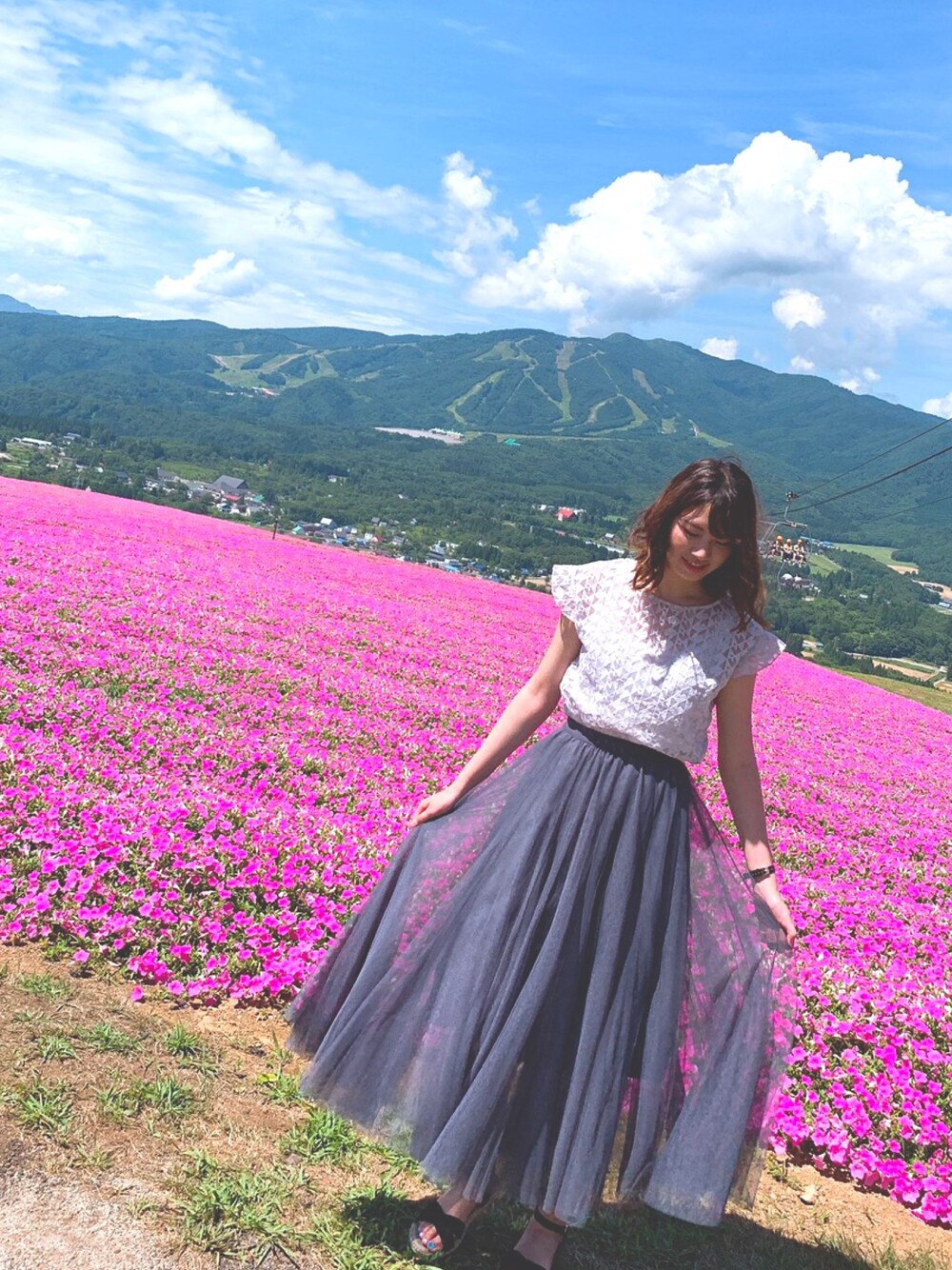 「ロングスカート、着回しコーデ、チュールスカート、高身長女子、ワントーンコーデ、グレーコーデ、花畑、夏コーデ、プチプラ、おしゃれさんと繋がりたい」｜「fifthのチュールロングスカート（スカート、グレー系）」を使った、kasumiさん（レディース・170cm）の夏コーディネートの1枚目の写真