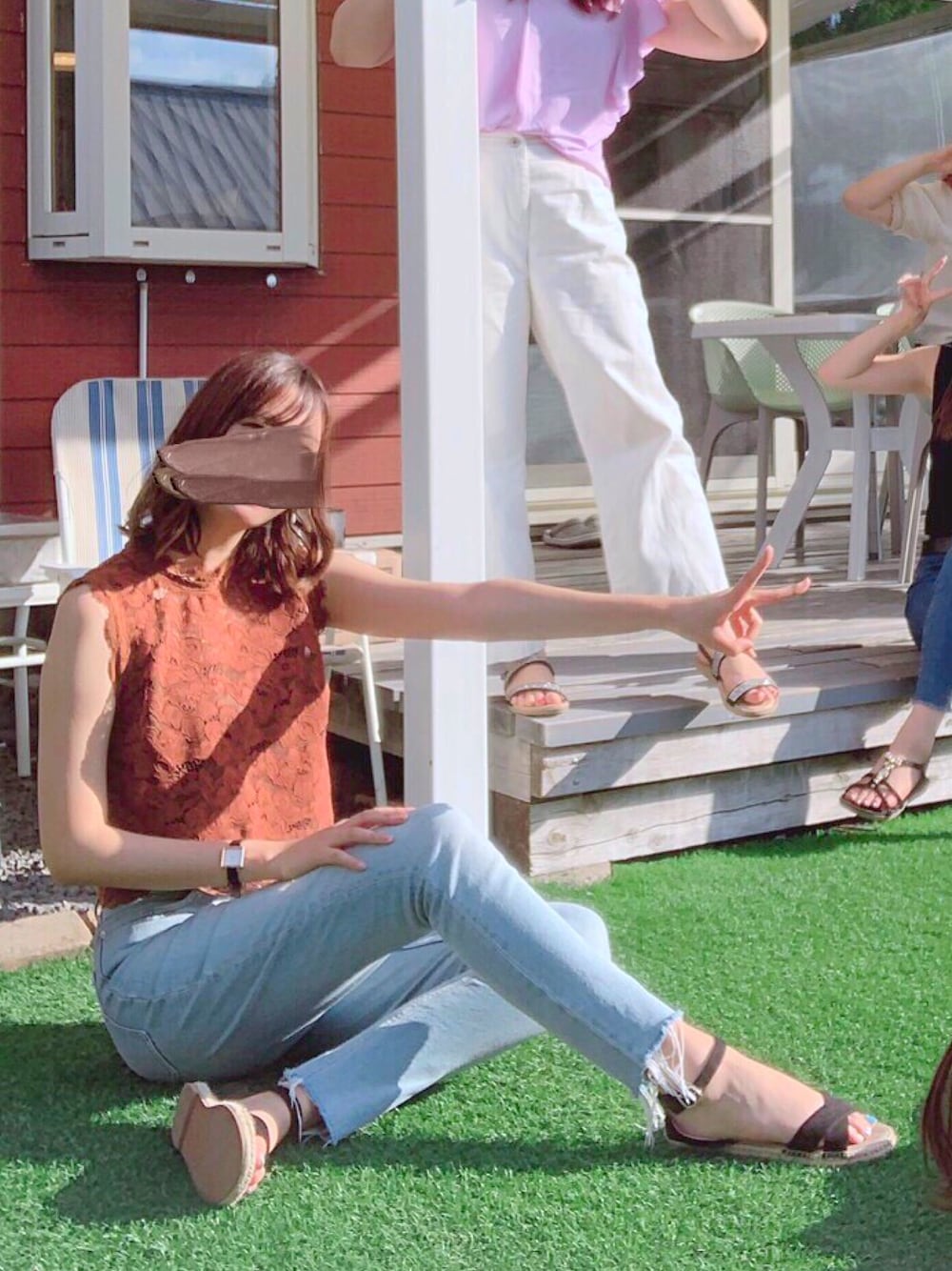 「murua、夏コーデ、高身長女子、デニムパンツ、レーストップス、おしゃれさんと繋がりたい、ラクチンコーデ、BBQコーデ、パンツスタイル、大人コーデ」｜「MURUAのスカラップレースタンク（タンクトップ、ブラウン系）」を使った、kasumiさん（レディース・170cm）の夏コーディネートの1枚目の写真