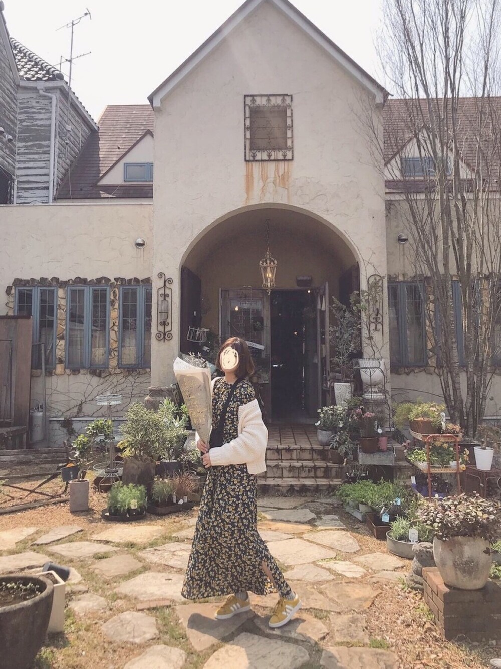 「ワンピース×スニーカー、長身女子、高身長女子、カジュアル、ロングワンピース」｜「A part byのHAND/CoAcケーブルカーディガン　781109　（カーディガン/ボレロ、ホワイト系）」を使った、kasumiさん（レディース・171cm）の夏コーディネートの1枚目の写真