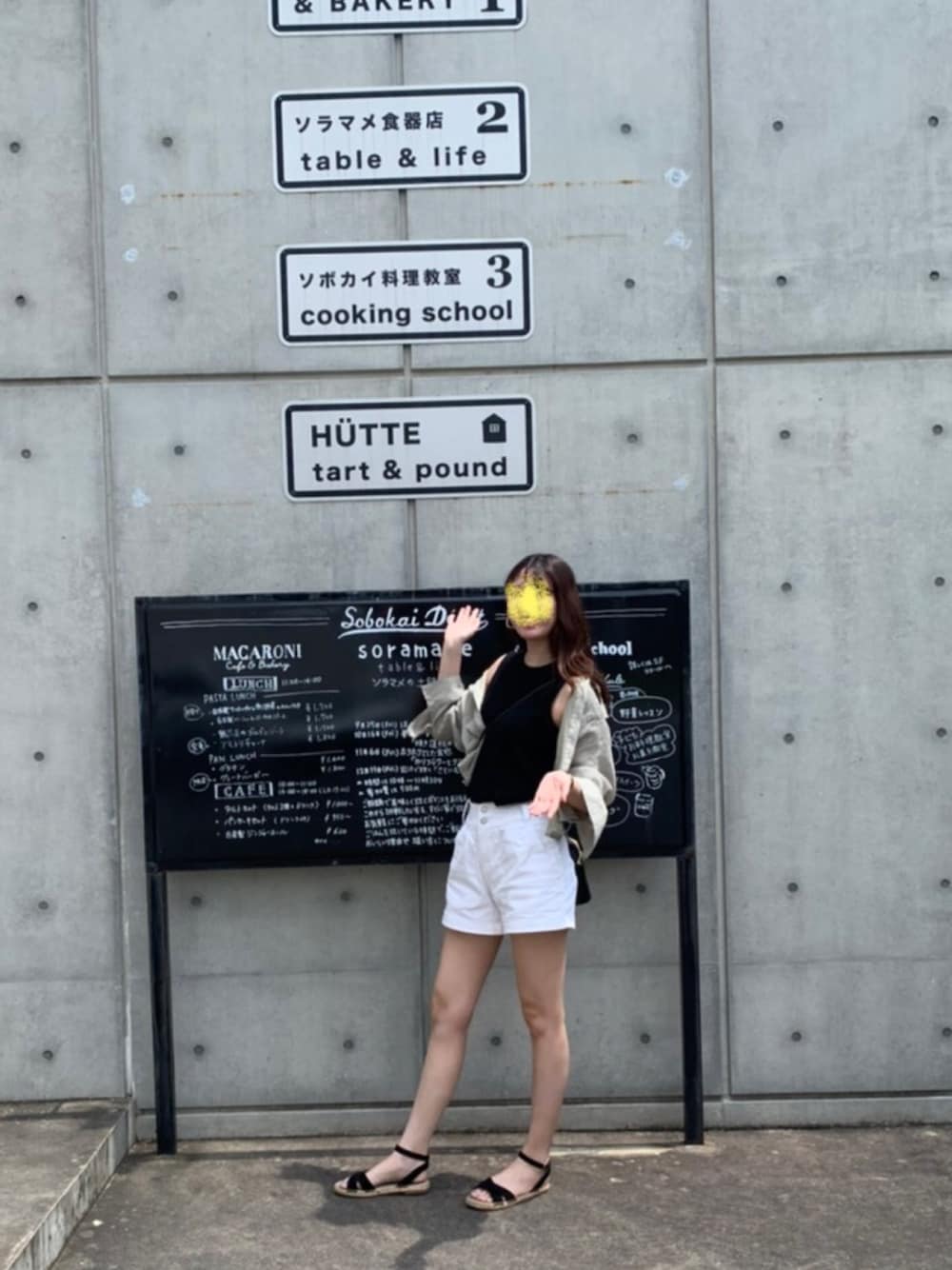 「カジュアル、短パン、高身長女子、長身女子、大人カジュアル、パンツスタイル、高身長コーデ、カフェ、シンプルコーデ、デニムパンツ」｜「Kastaneの楊柳シアーBIGシャツ（シャツ/ブラウス、グリーン系）」を使った、kasumiさん（レディース・171cm）の夏コーディネートの1枚目の写真