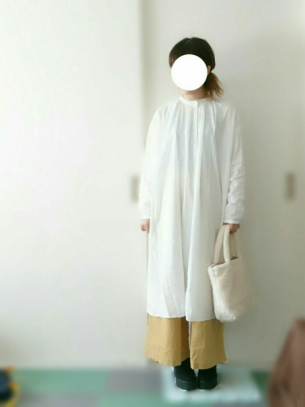 「コーデュロイ、ワイドパンツ、シャツワンピ、スタンドカラー、ローファー、秋コーデ、ママコーデ、アダルトおカワたん部」｜「Samansa Mos2の綿レーヨン衿ぐりレースワンピース（ワンピース、ホワイト系）」を使った、Sakuyaさん（レディース・155cm）の秋コーディネートの1枚目の写真