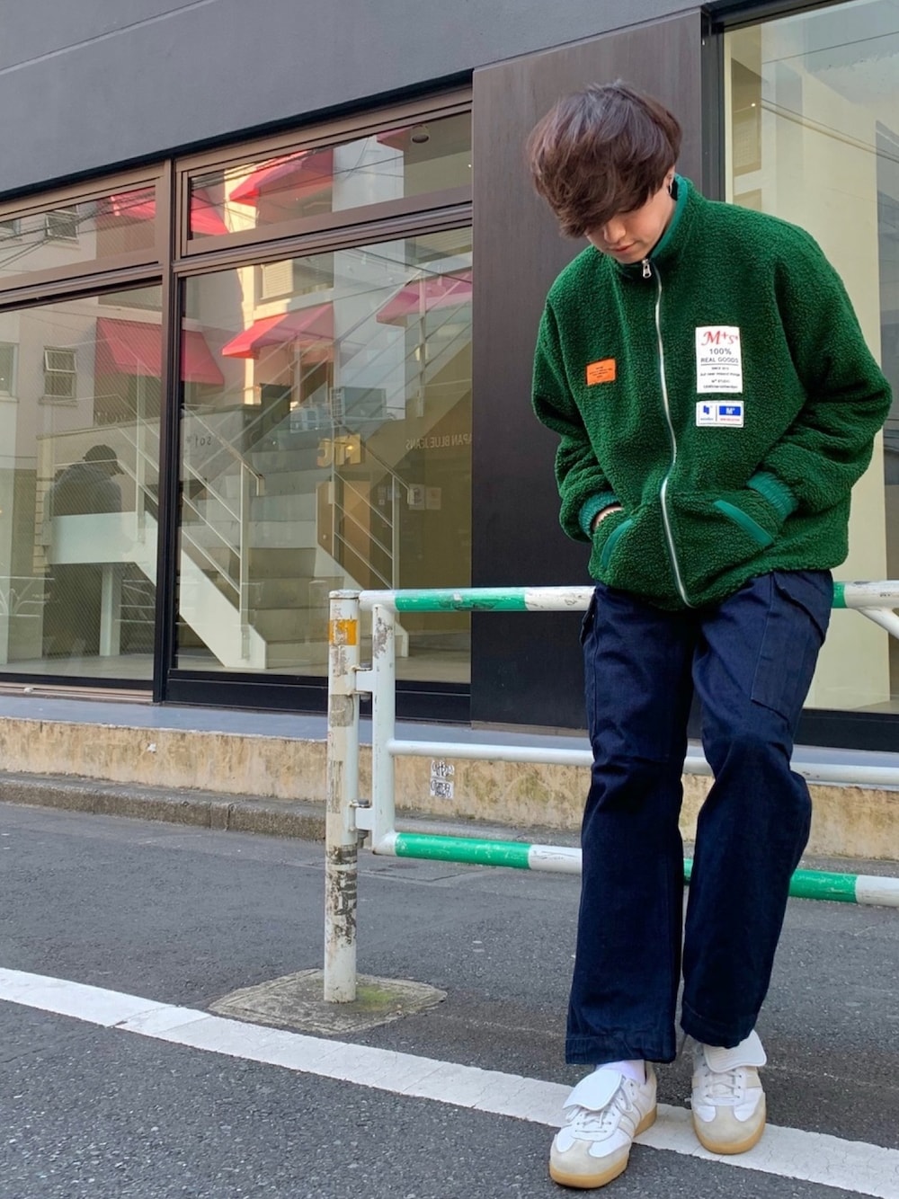 「冬コーデ、ゆるコーデ、スニーカーコーデ、休日スタイル、リバーシブル、カーゴパンツ、デニム、寒い、おしゃれさんと繋がりたい、いいね、save、フォローお願いします🤑」｜「JAPAN BLUE JEANSのアイテム（カーゴパンツ、ブルー系）」を使った、🦔kanata🦔さん（メンズ・178cm）の春コーディネートの1枚目の写真