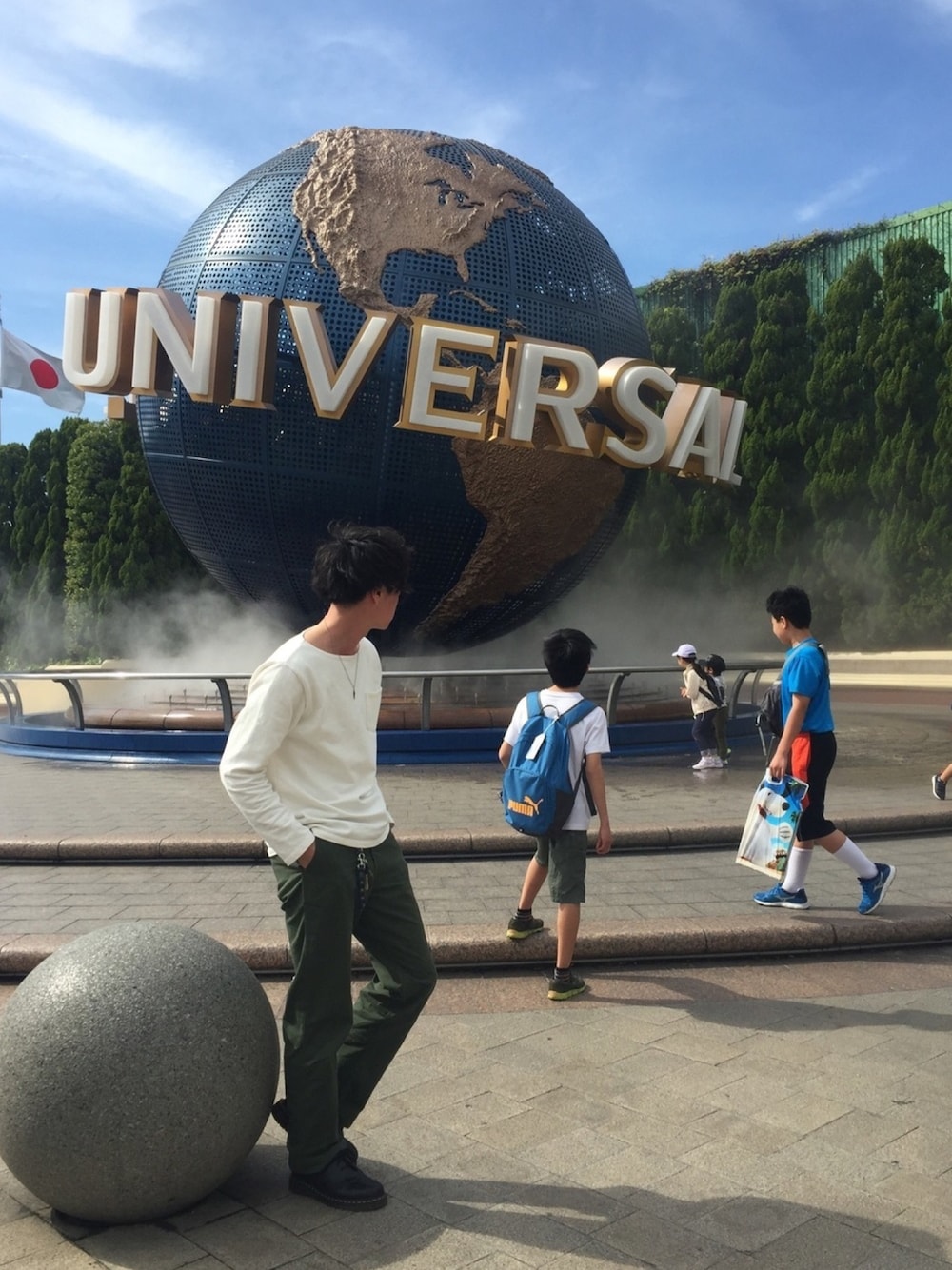 「シンプル、春夏コーデ、カジュアル、大人コーデ、ホワイト、カーキ、JAPAN BLUE JEANS、ドクターマーチン、ユニバーサルスタジオジャパン、おしゃれさんと繋がりたい」｜「JAPAN BLUE JEANSのインレイ スウェットボートネックTシャツ（長袖）（Tシャツ/カットソー、ホワイト系）」を使った、🦔kanata🦔さん（メンズ・178cm）の春コーディネートの1枚目の写真
