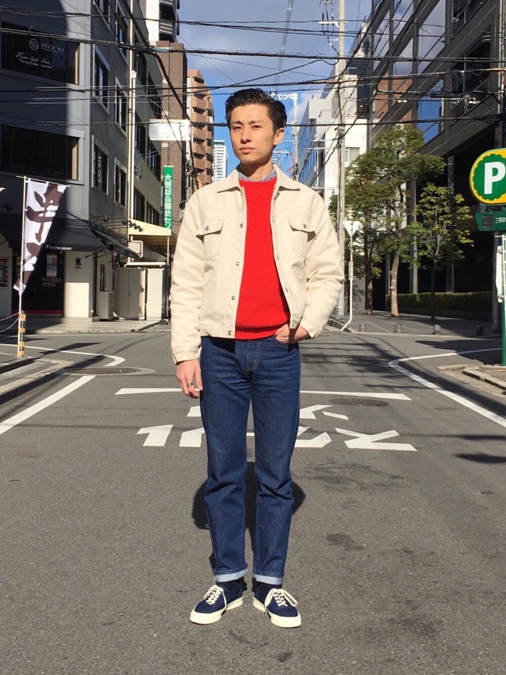 ホワイト系のその他アウター、ブルー系のシャツ/ブラウス、ブルー系のデニムパンツを着用したメンズの冬コーディネートの1枚目の写真