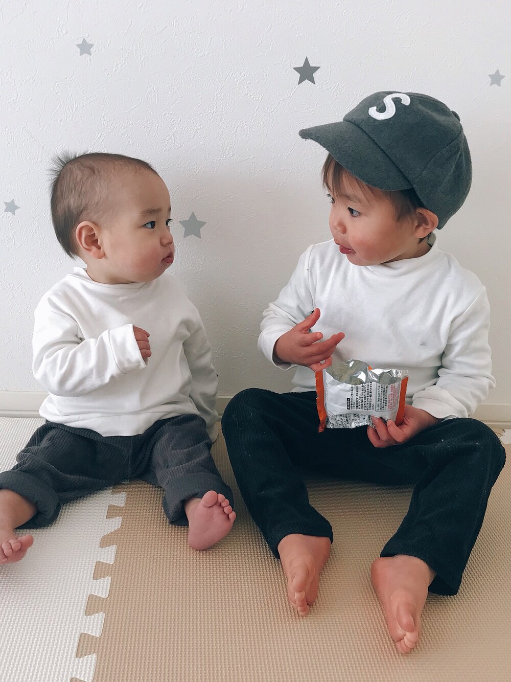 「兄弟、リンクコーデ、男の子、2歳、０歳、ZARA、無印良品」｜「ZARA KIDSのアイテム（Tシャツ/カットソー、ホワイト系）」を使った、aoharu さん（キッズ・90cm）の冬コーディネートの1枚目の写真