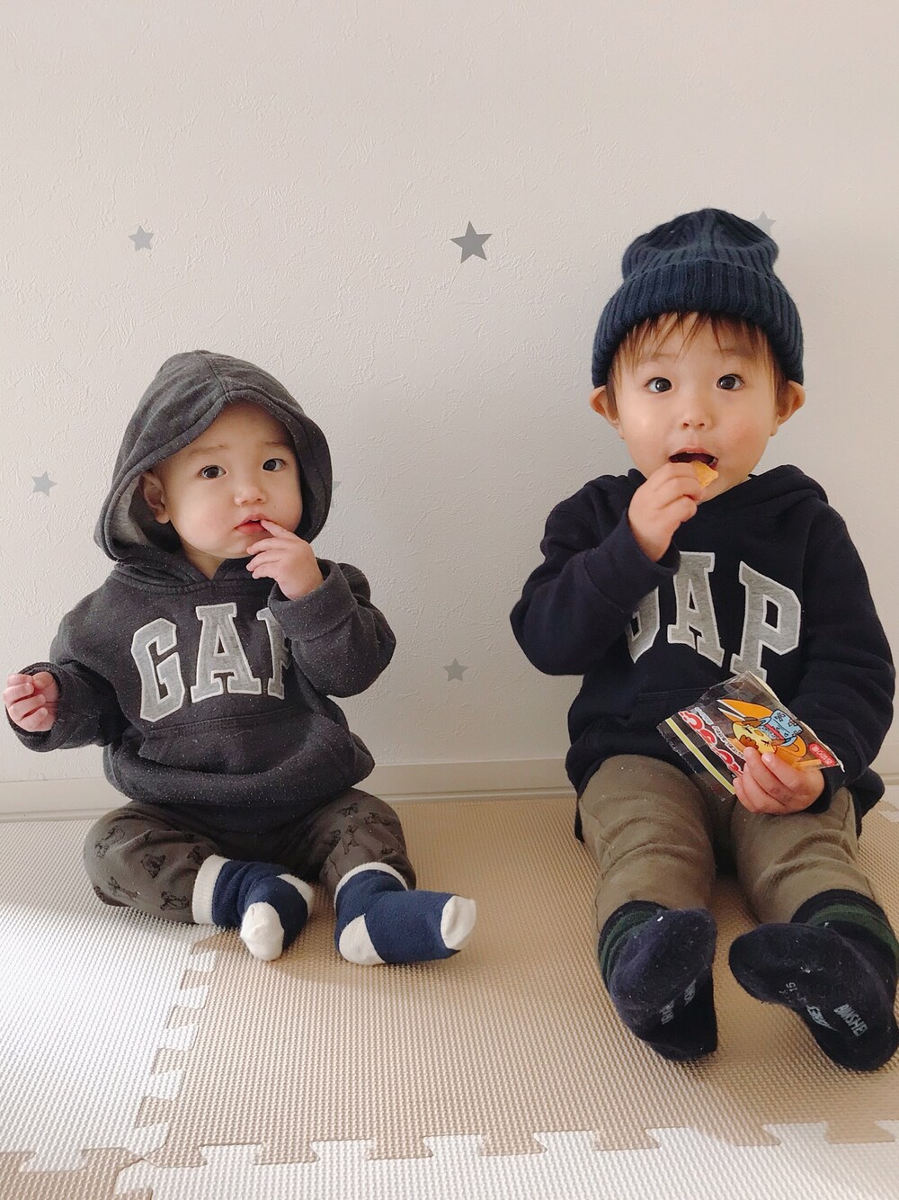「兄弟コーディネート、リンクコーデ、2歳、０歳、男の子、GAP、パーカー、UNIQLO、レギンス」｜「babyGAPのアイテム（パーカー、ブラック系）」を使った、aoharu さん（キッズ・90cm）の冬コーディネートの1枚目の写真
