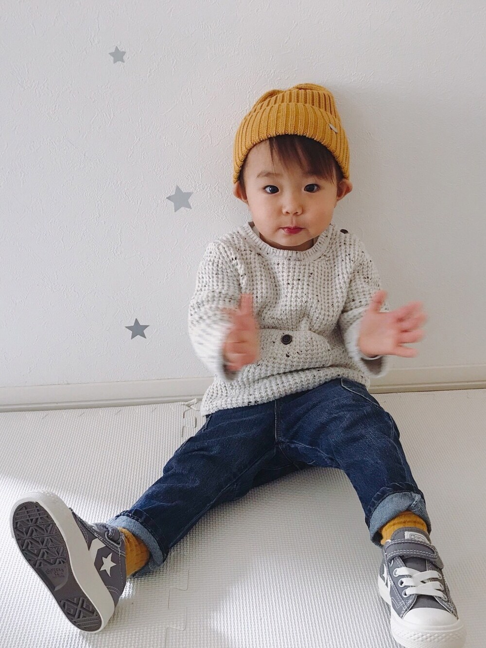 「キッズコーデ、キッズファッション、2歳、男の子、ニット帽、スニーカー、デニムパンツ、マスタード、converse、ZARA」｜「ZARA KIDSのアイテム（ニット/セーター、ホワイト系）」を使った、aoharu さん（キッズ・90cm）の冬コーディネートの1枚目の写真