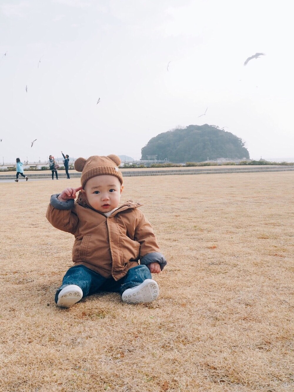 「ベビーコーデ、０歳、おとこのこ、ZARA、GAP、baby、petit main、くま耳、ニット帽、ブラウン」｜「ZARA KIDSのアイテム（ジャケット/アウター、ブラウン系）」を使った、aoharu さん（キッズ・90cm）の春コーディネートの1枚目の写真