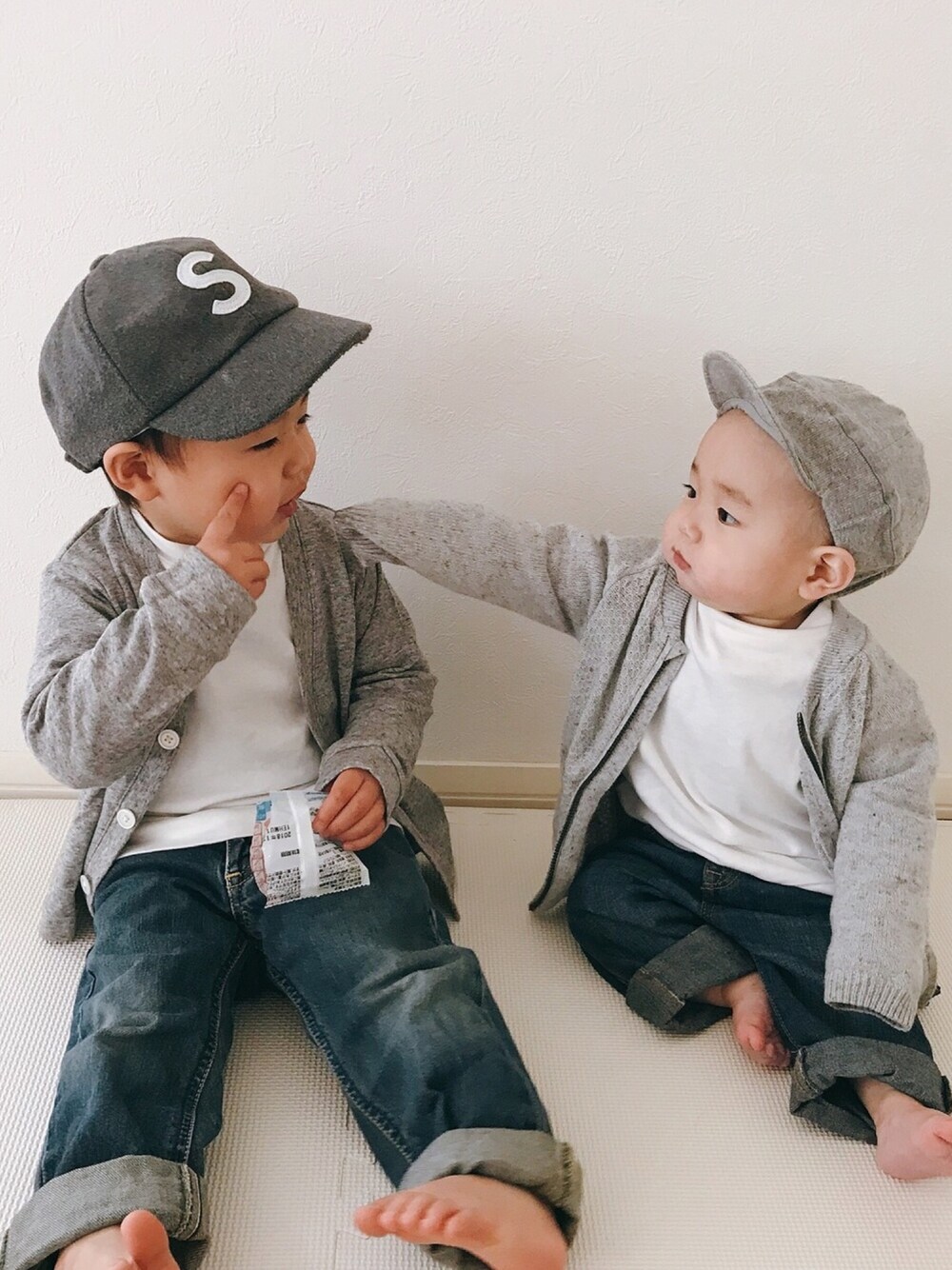 「キッズファッション、キッズコーデ、リンクコーデ、兄弟コーデ、2歳、０歳、男の子、シンプル、デニムパンツ、キャップ」｜「UNIQLOのコットンVネックカーディガン（長袖）（その他トップス、グレー系）」を使った、aoharu さん（キッズ・90cm）の春コーディネートの1枚目の写真