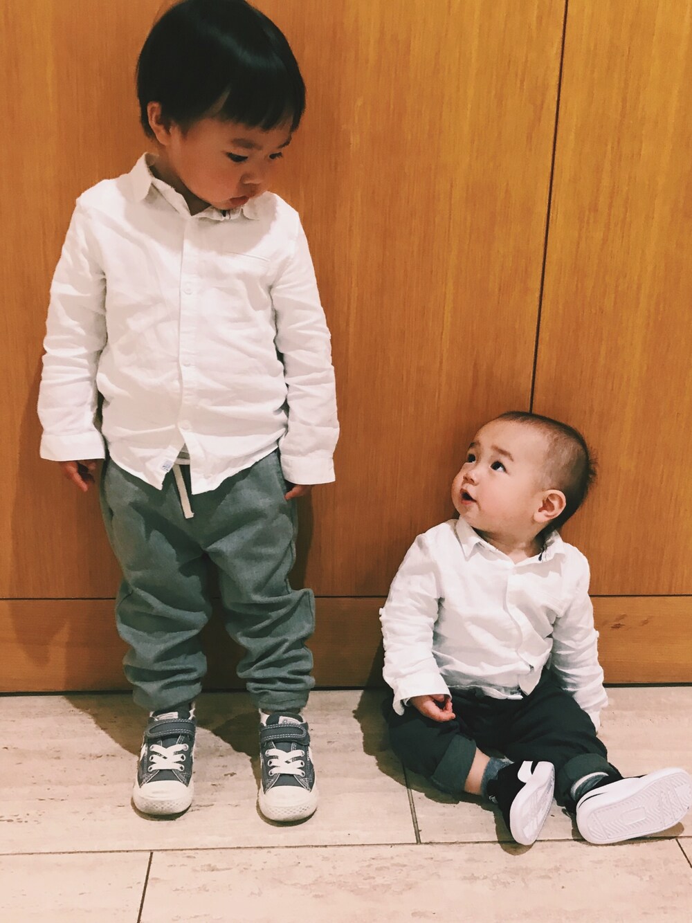 「キッズファッション、キッズコーデ、兄弟、リンクコーデ、シャツスタイル、ジョガーパンツ、スニーカー、ZARA、converse、PUMA」｜「CONVERSEのconverse(コンバース)（スニーカー、グレー系）」を使った、aoharu さん（キッズ・90cm）の春コーディネートの1枚目の写真