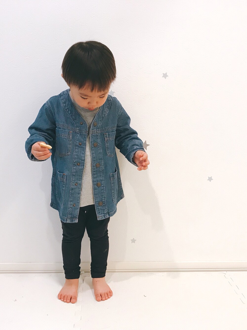 「キッズファッション、キッズコーデ、カジュアルコーデ、シンプル、男の子、2歳、春コーデ、デニムシャツ、GU、無印良品」｜「GUのアイテム（シャツ/ブラウス、ブルー系）」を使った、aoharu さん（キッズ・90cm）の春コーディネートの1枚目の写真