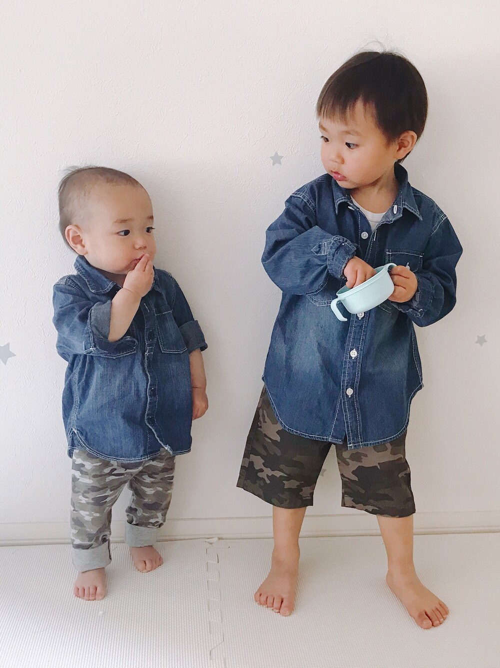 「キッズコーデ、キッズファッション、1歳、2歳、兄弟コーディネート、男の子コーデ、カジュアルコーデ、デニムシャツ、カモフラ、ユニクロ」｜「GUのアイテム（シャツ/ブラウス、ブルー系）」を使った、aoharu さん（キッズ・90cm）の春コーディネートの1枚目の写真