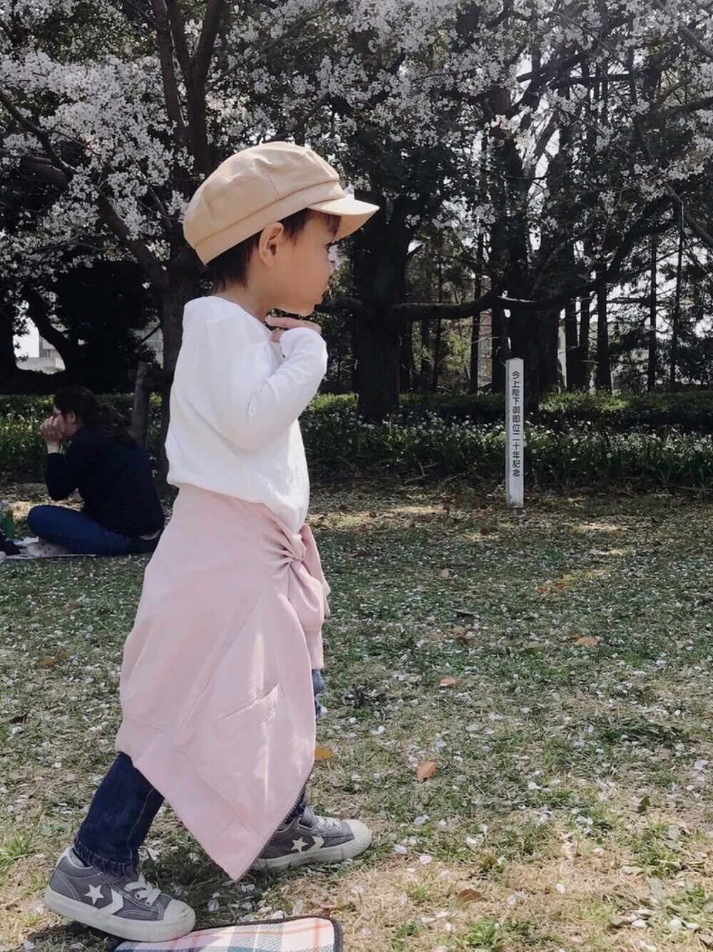 「キッズコーデ、キッズファッション、男の子、春コーデ、デニム、MA-1、スニーカー、キャスケット、GU、converse」｜「しまむらのアイテム（MA-1、ピンク系）」を使った、aoharu さん（キッズ・90cm）の春コーディネートの1枚目の写真