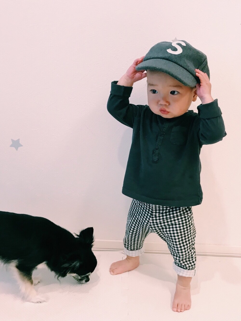 「キッズコーデ、キッズファッション、1歳、おとこのこ、ギンガムチェック、キャップ、ZARA、しまむら、ダイソー帽子」｜「ZARA KIDSのアイテム（Tシャツ/カットソー、ブラック系）」を使った、aoharu さん（キッズ・90cm）の春コーディネートの1枚目の写真