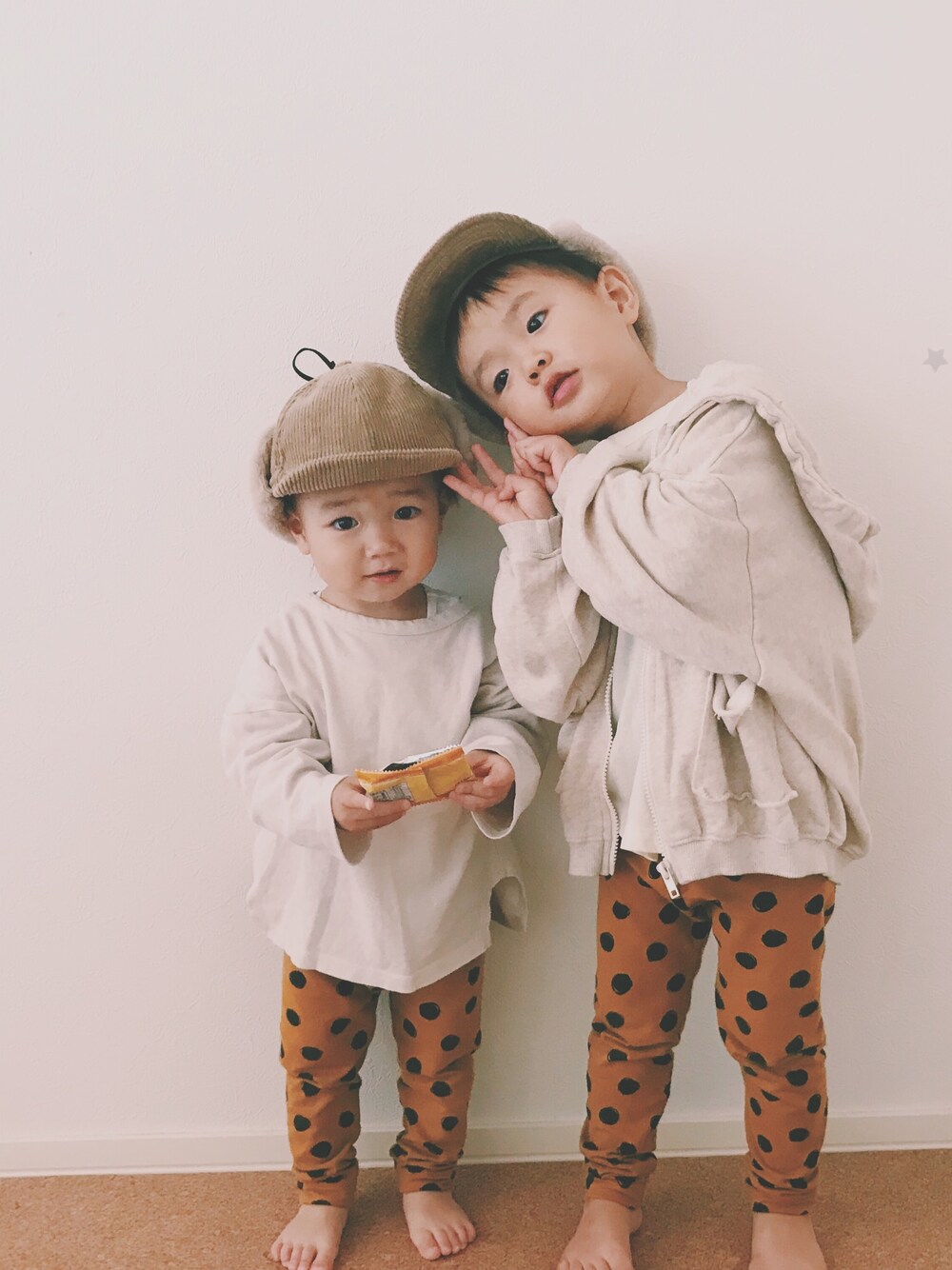 「キッズコーデ、キッズファッション、男の子、兄弟コーディネート、UNIQLO、レギンス、ドット、韓国子供服、フライトキャップ、しまむら」｜「UNIQLOのアイテム（その他パンツ、イエロー系）」を使った、aoharu さん（キッズ・90cm）の秋コーディネートの1枚目の写真