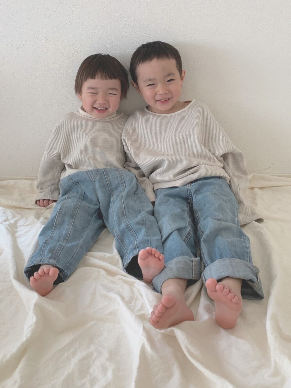 「兄弟コーディネート、リンクコーデ、おそろいコーデ、韓国子供服、ボーダー、デニムパンツ、おとこのこ、男の子コーデ、こどもコーデ、おしゃれさんと繋がりたい」｜「petit poisのアイテム（スウェット、グレー系）」を使った、aoharu さん（キッズ・90cm）の春コーディネートの1枚目の写真