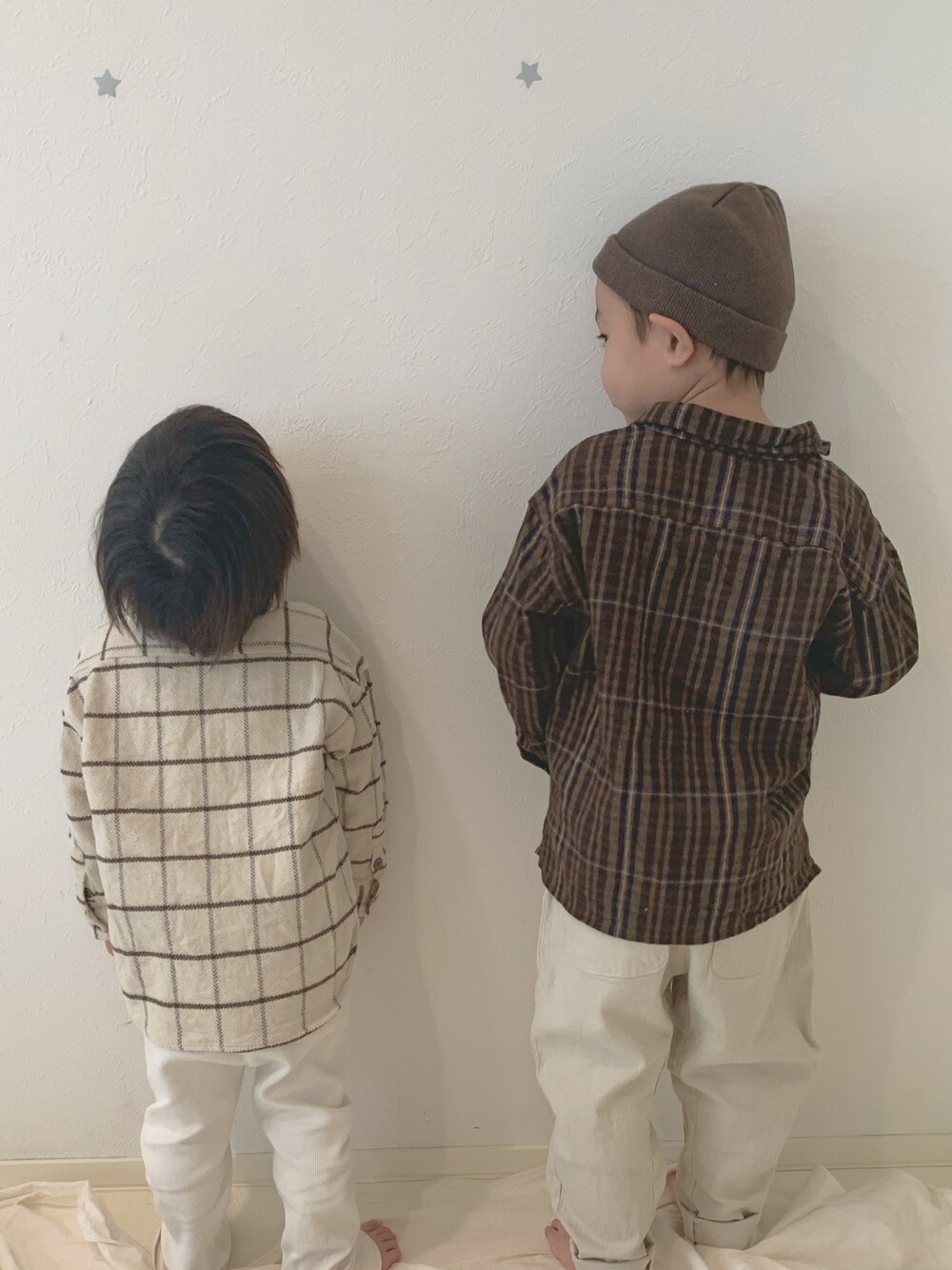 「兄弟コーディネート、リンクコーデ、おそろいコーデ、おとこのこ、チェックシャツ、ホワイトパンツ、petit main、UNIQLO、こどもコーデ、おしゃれさんと繋がりたい」｜「petit mainのヘリンボーンチェック柄長袖シャツ（シャツ/ブラウス、ベージュ系）」を使った、aoharu さん（キッズ・90cm）の春コーディネートの1枚目の写真