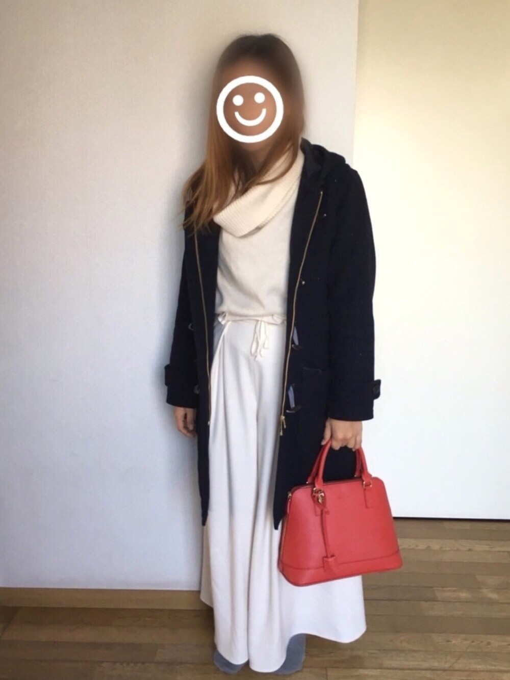 「白コーデ、ダッフルコート、ニット、ワイドパンツ、紺×白×赤、ikka、マーキュリーデュオ(MERCURYDUO)、サマンサタバサ、アーバンリサーチ、シンプル」｜「Samantha Thavasaのアイテム（バッグ、レッド系）」を使った、ruri＊さん（レディース・156cm）の冬コーディネートの1枚目の写真
