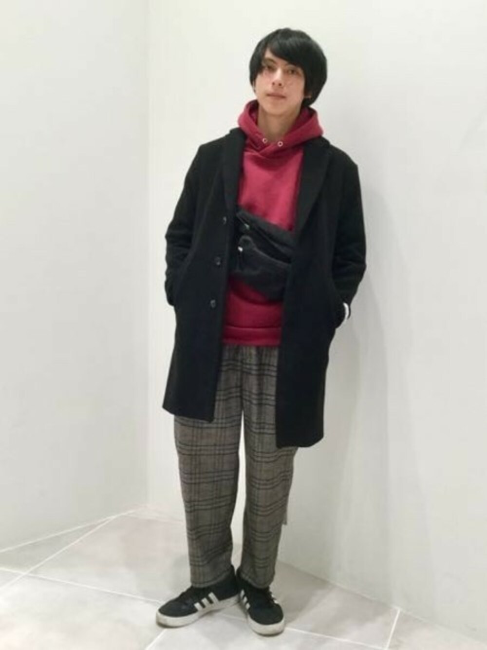「チェック、チェスターコート、ボルドー、ワイドパンツ、フリースパーカー、ウエストポーチ、起毛素材、チェスターコート+パーカー、LAKOLE、ラコレ」｜「LAKOLEの【蓄熱保温】ケープメリノチェスターコート / LAKOLE（チェスターコート、ブラック系）」を使った、LAKOLE MENSさん（メンズ・177cm）の冬コーディネートの1枚目の写真