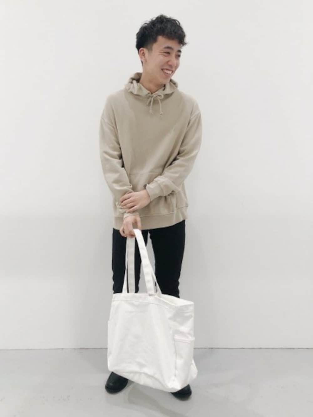 ベージュ系のパーカー、ブラック系のその他パンツ、ブラック系のローファーを着用したメンズの冬コーディネートの1枚目の写真