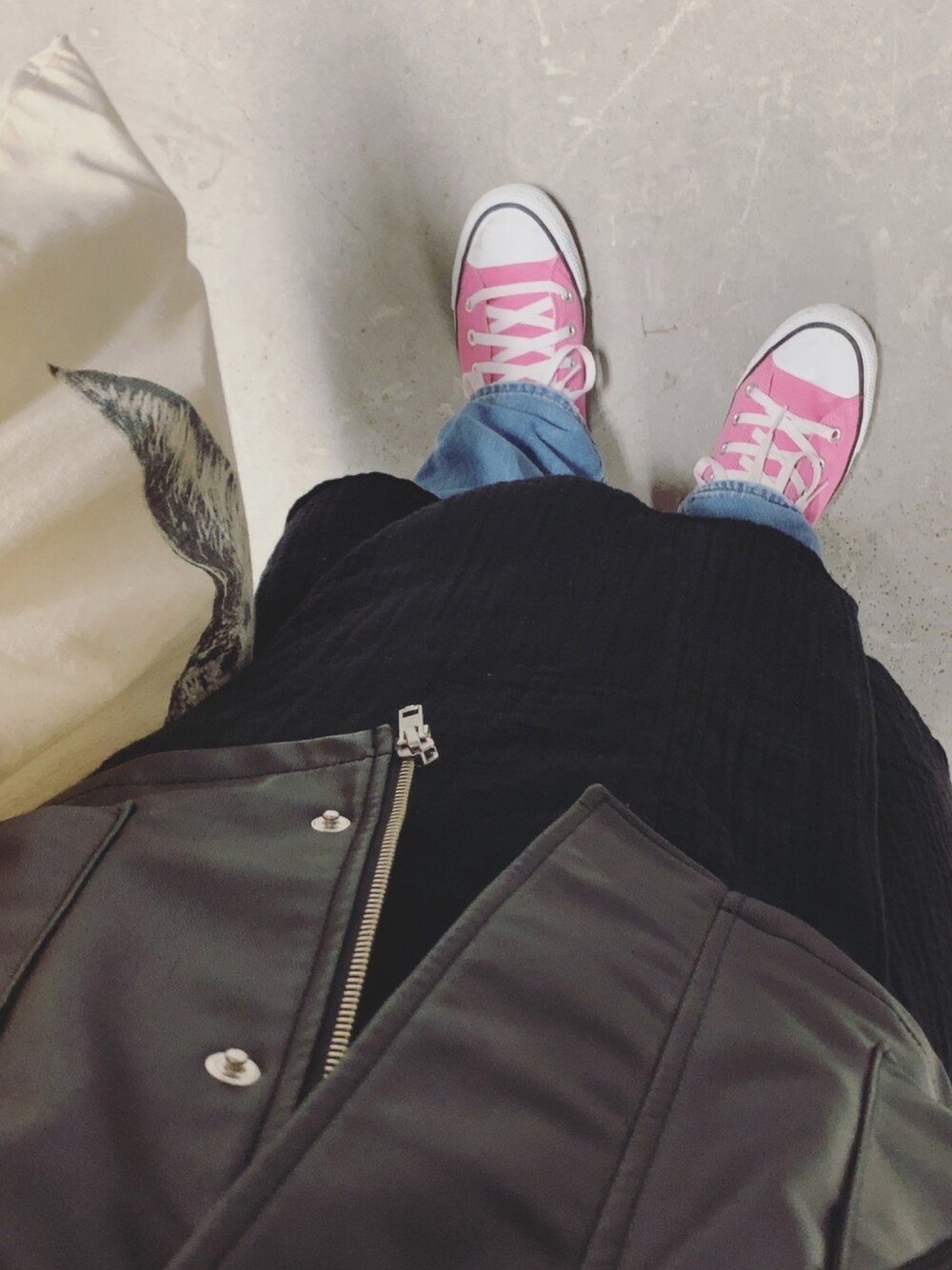 「ピンク、スニーカー、コンバース、オールスター、リーバイス、古着、used、重ね着」｜「CONVERSEのCONVERSE / CANVAS ALL STAR HI（スニーカー、ピンク系）」を使った、akaneさん（レディース・158cm）の秋コーディネートの1枚目の写真