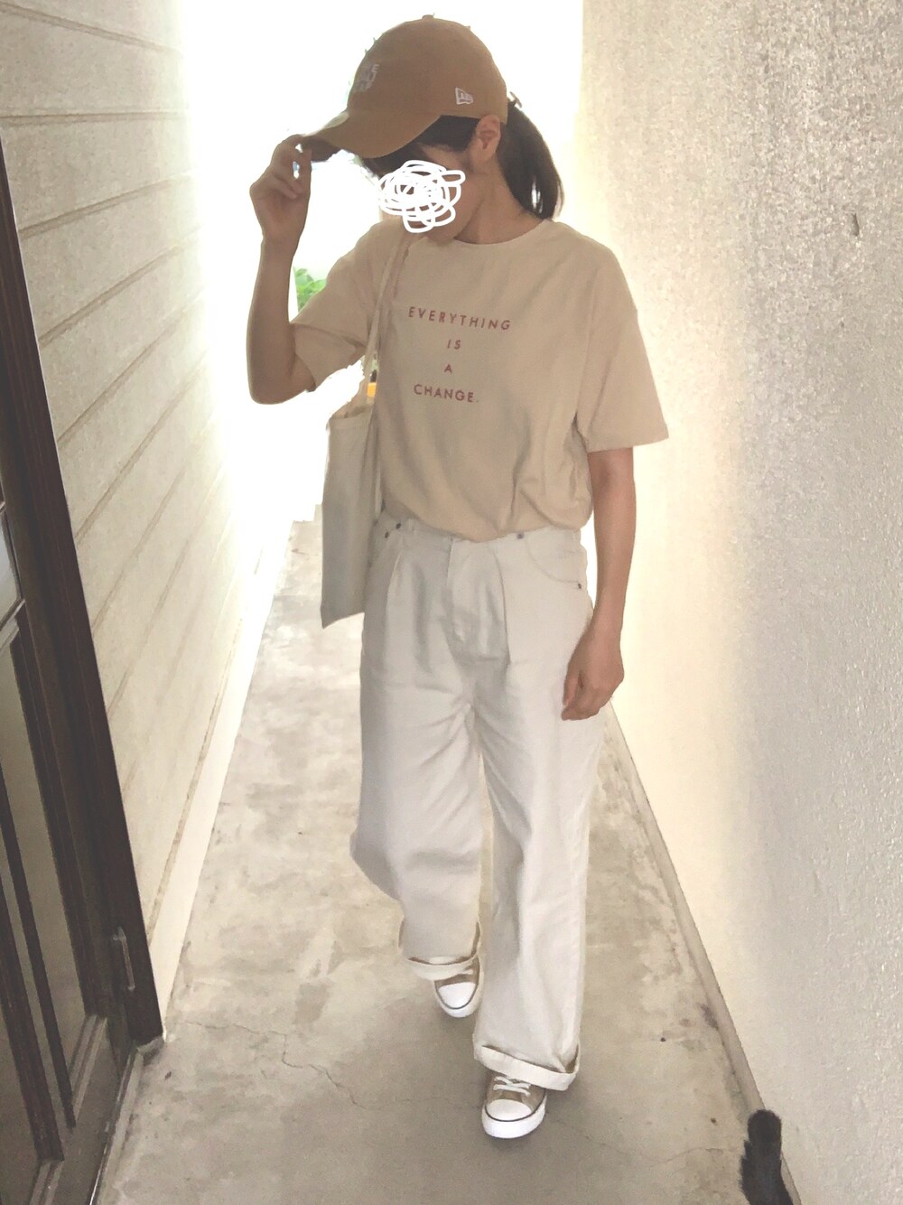 「シンプルコーデ、ラクチンコーデ、カジュアルコーデ、夏だ！Tシャツ着よう！、ベージュコーデ、プチプラ」｜「RETRO GIRLのデニムルーズワイドパンツ（デニムパンツ、ホワイト系）」を使った、もちさん（レディース・157cm）の夏コーディネートの1枚目の写真