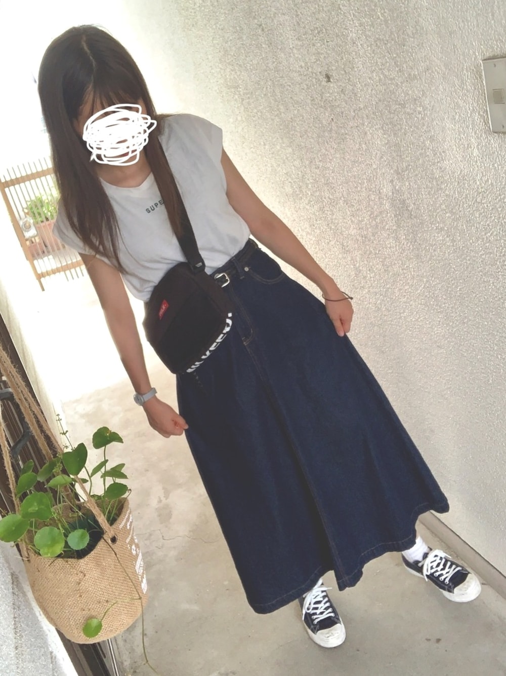 「夏コーデ、お洒落さんとつながりたい、プチプラコーデ、ノースリーブ、デニムスカート、無印良品」｜「無印良品のアイテム（スニーカー、ブラック系）」を使った、もちさん（レディース・158cm）の夏コーディネートの1枚目の写真