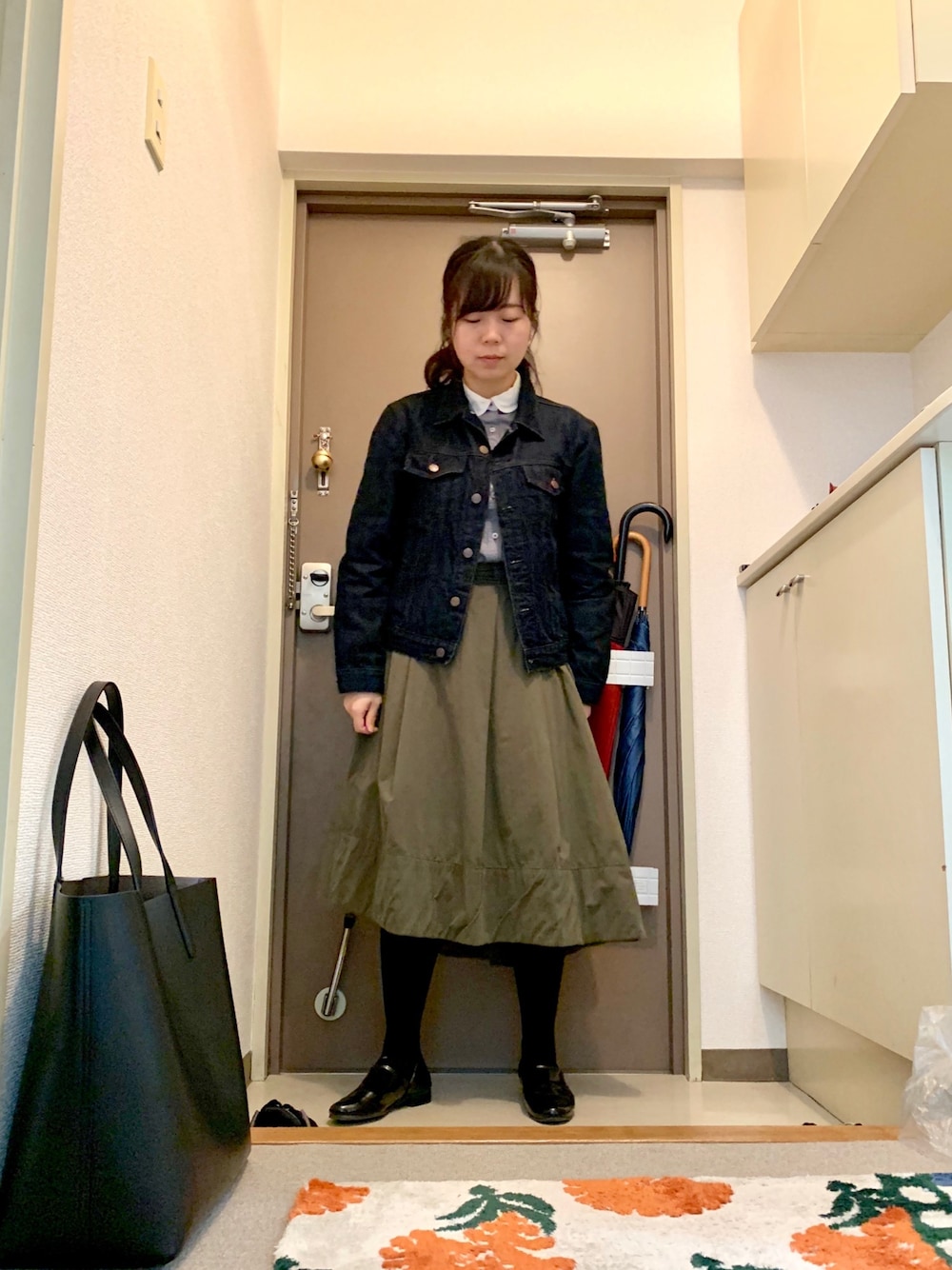 「通勤コーデ、GU、Gジャン、ジージャン、レトロ、フィッシュボーン、フィッシュテールスカート、titivate、カーキスカート、メンズアイテム」｜「GUのデニムジャケット メンズS（デニムジャケット、ブルー系）」を使った、mikiさん（レディース・158cm）の秋コーディネートの1枚目の写真