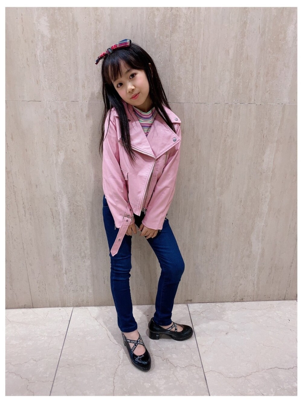 「私の推しブランド、JENNI、キッズコーデ、キッズファッション、キッズ」｜「JENNI loveのアイテム（ライダースジャケット、ピンク系）」を使った、sakura12jenniloveさん（キッズ・125cm）の冬コーディネートの1枚目の写真
