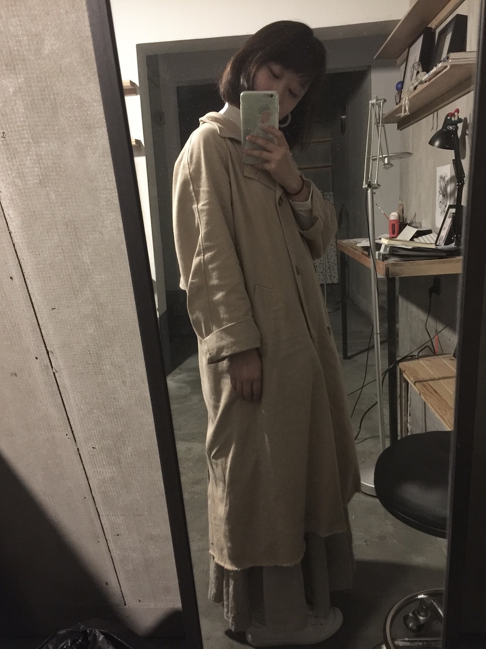 「PALLADIUMのアイテム（スニーカー、ホワイト系）」を使った、蕾さん（レディース・157cm）の春コーディネートの1枚目の写真