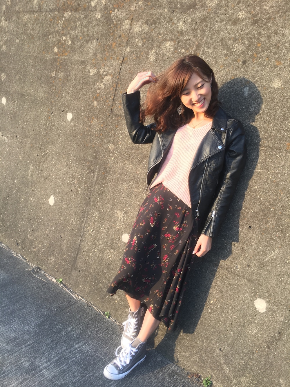 「スニーカー、コンバース、花柄、川、お散歩、ライダース、ニット」｜「H&Mのアイテム（ライダースジャケット、ブラック系）」を使った、みきさん（レディース・152cm）の春コーディネートの1枚目の写真