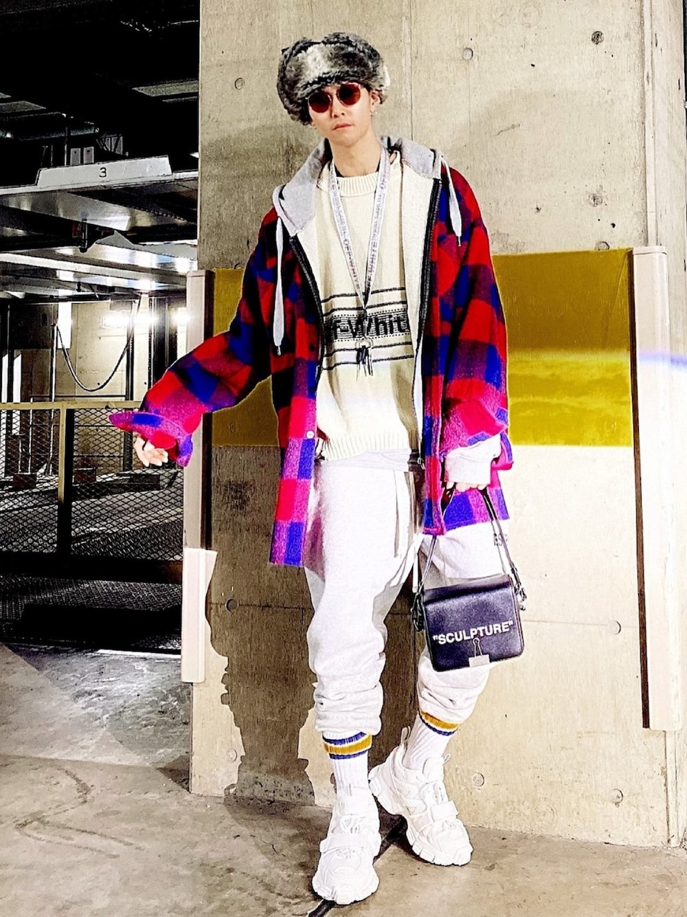 「今日のコーデ、オーバーサイズ、ストリート、ゆるコーデ、フライトキャップ、off white、fear of god、チェック柄、スニーカー×靴下、ソックスイン」｜「DANKE SCHONのDankeSchon/ダンケシェーン/WOOL COACH JACKET/ウールコーチジャケット（ブルゾン、レッド系）」を使った、山田ジェームス武@じぇーむす【YJT】さん（メンズ・176cm）の冬コーディネートの1枚目の写真
