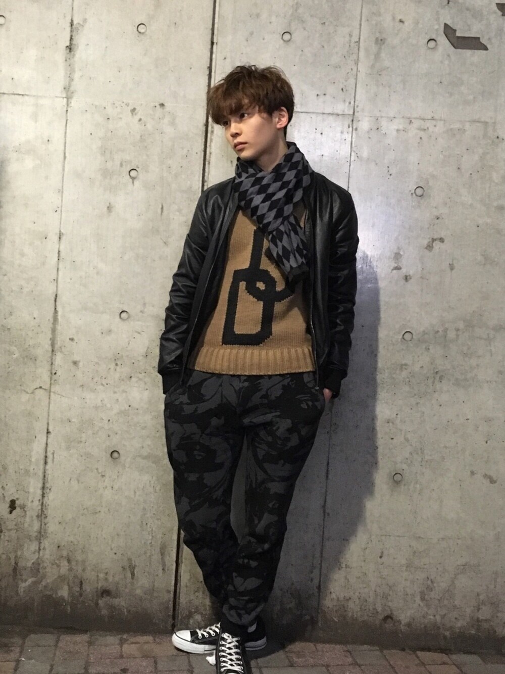 「ドルチェ＆ガッバーナ、シンプルコーデ、革ジャン、コンバース、EBISU536」｜「DOLCE&GABBANAのアイテム（ニット/セーター、ブラウン系）」を使った、REIさん（メンズ・175cm）の春コーディネートの1枚目の写真
