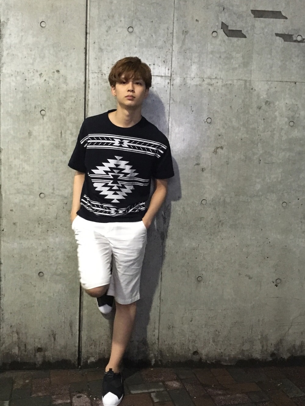 「夏、スリッポン、adidas、カジュアル、ハーフパンツ、EBISU536、写真どうでした？」｜「THE SHOP TK のベルト付ショーツ（その他パンツ、ホワイト系）」を使った、REIさん（メンズ・175cm）の夏コーディネートの1枚目の写真
